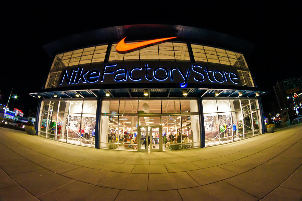 outlets with nike store in california