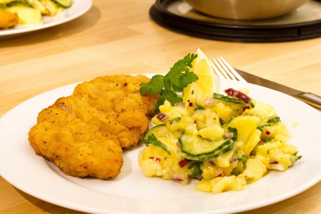 Schnitzel and potato salad/ ©Pixabay