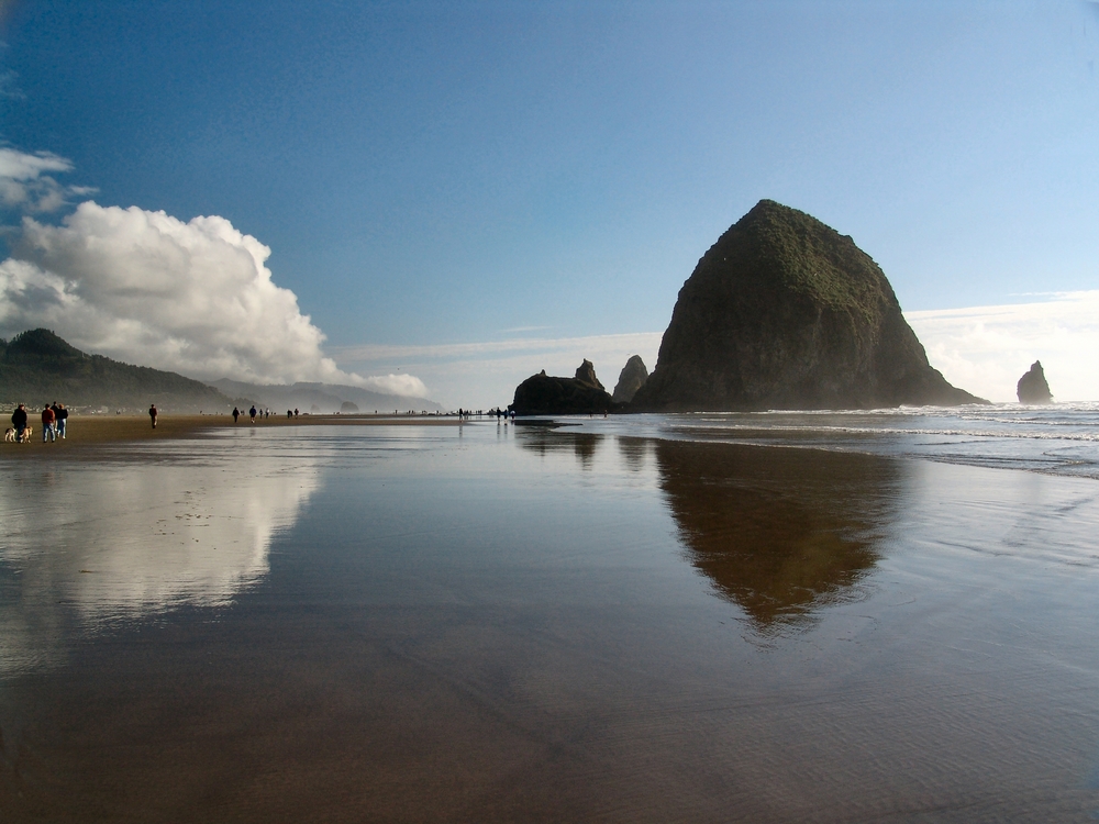 Haystack Rock on Cannon Beach, Oregon © Thomas Barrat / Shutterstock