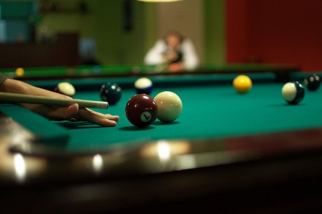 Playing Pool | © Derbeth/Flickr