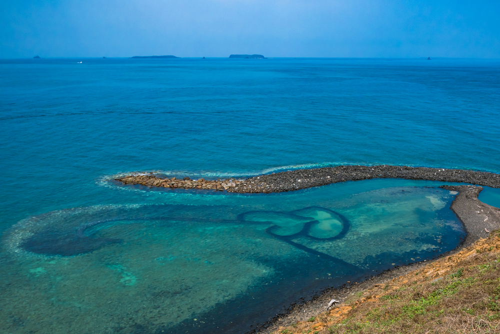 Double-Heart of Stacked Stones, Penghu, Taiwan | © By Ryu K/Shutterstock