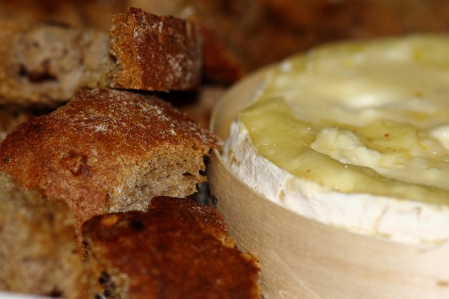 Camembert and Bread |© Mark Tighe / Flickr