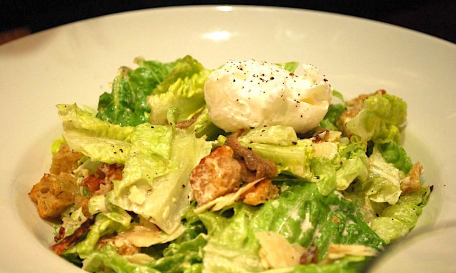 Chicken and bacon caesar salad with poached egg | © Alpha/Flickr