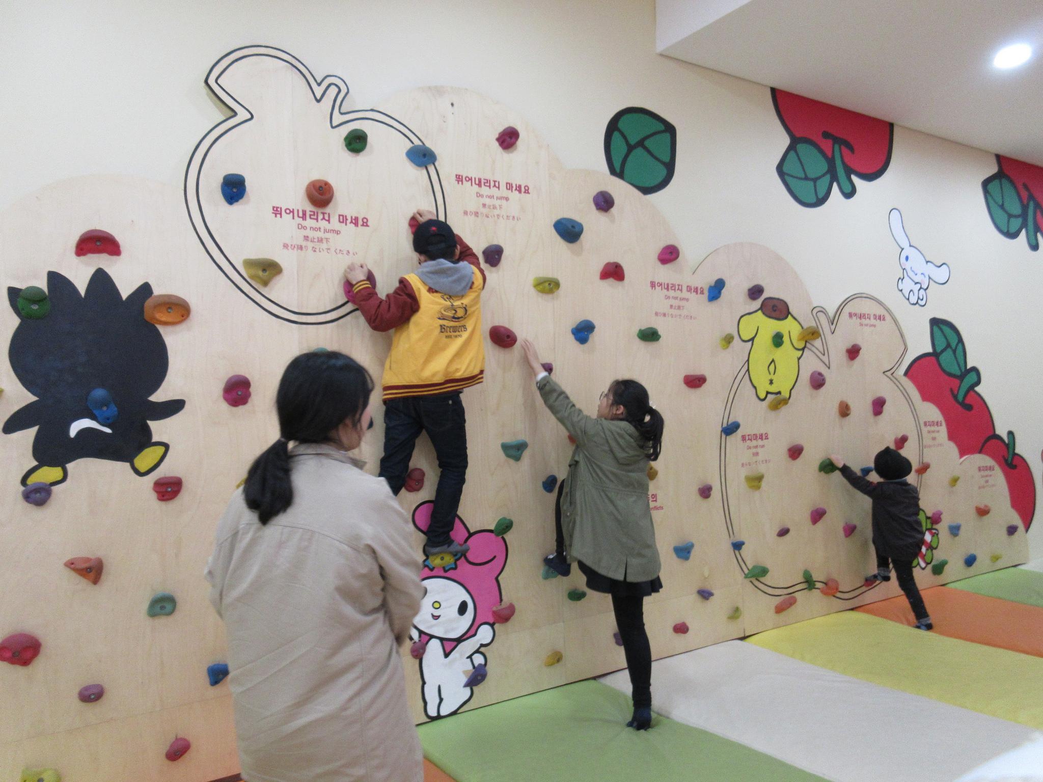 Climbing Wall at Hello Kitty Island | © anokarina / flickr 