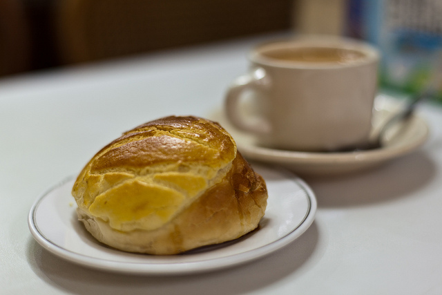 Afternoon tea: Pineapple bun and milk tea | © Dennis Wong/Flickr