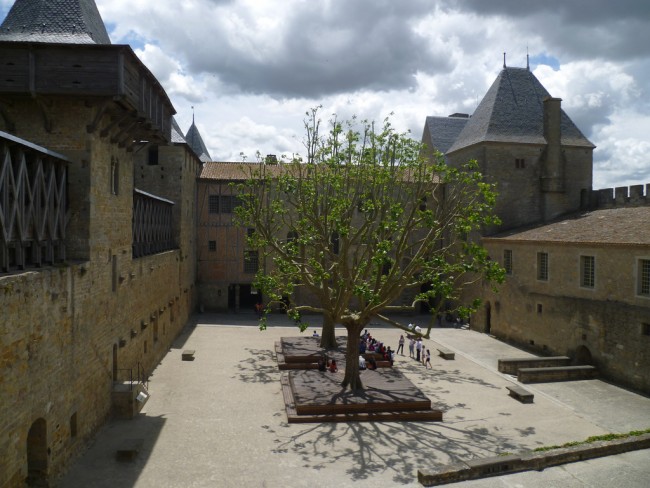 The inner courtyard of the castle of Carcassone | © Lisa Stevens/Flickr