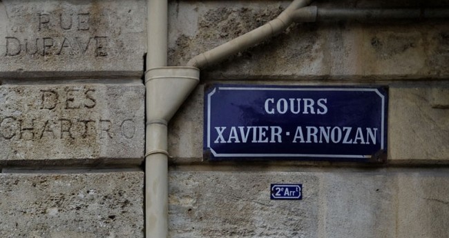 Plaque de rue, cours Xavier Arnozan à Bordeaux | © Pierre-Yves Beaudouin/WikiCommons