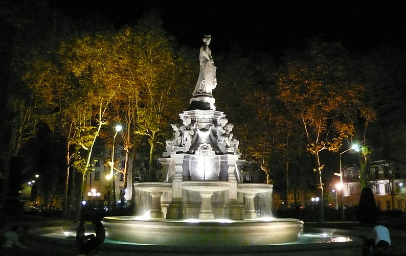 Fountain place du Maréchal-Lyautey by night | © Alexmar983/WikiCommons