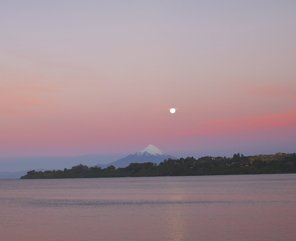 Full moon and sunset over the Osorno volcano, Puerto Varas, Chile © PRODominic Sagar / Flickr 