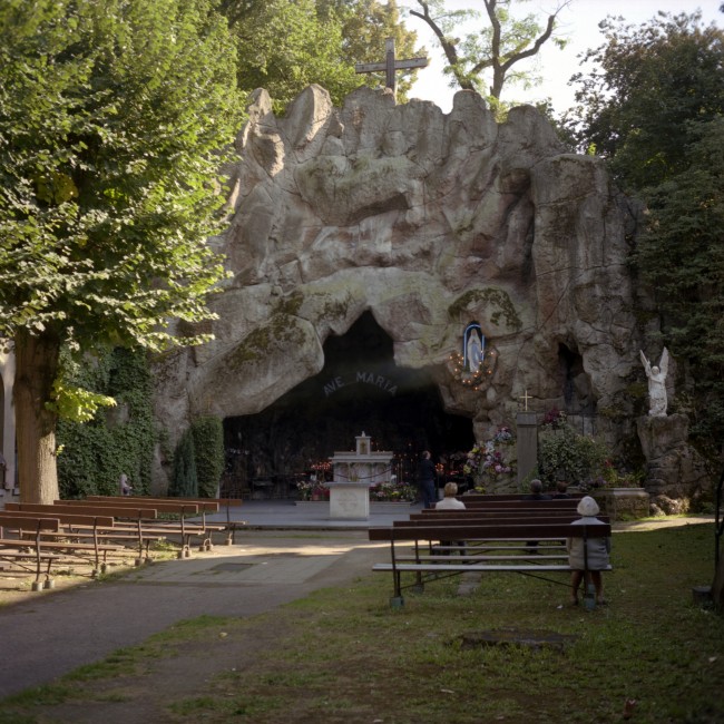 People still find their way to the Lourdes grotto in Jette to take a break from bustling city life | © Laurent Gauthier/Flickr