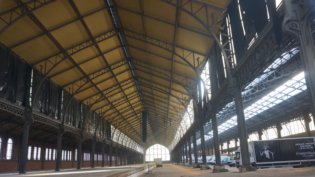 One of the enormous halls at Tour & Taxis, with a ceiling of 25 meters high | © Sam Romilly/Flickr