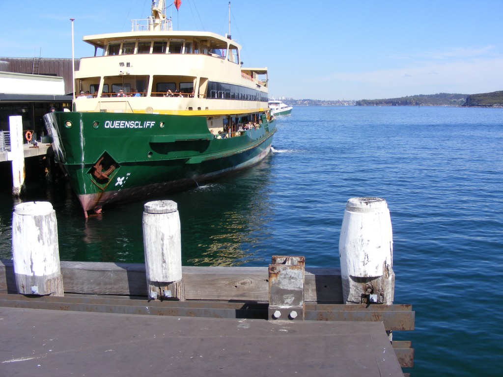 Ferry at the Pier | © Adam.J.W.C./wikicommons