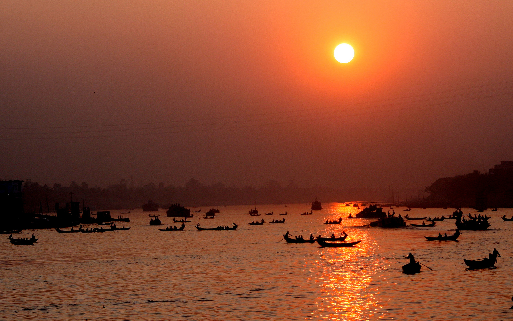 Boats crossing the Buriganga River | © Nasir Khan / Flickr 
