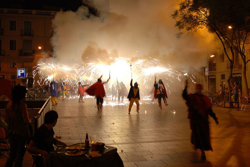 A traditional correfoc or fire-dance | © IK's World Trip / Flickr