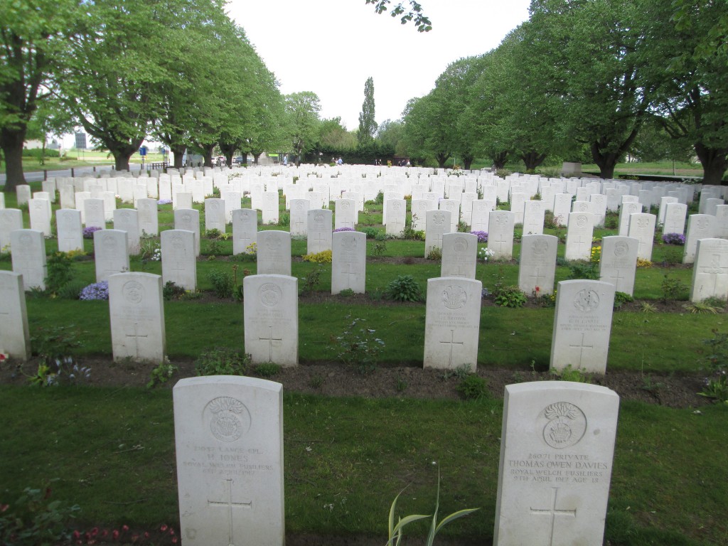 The Essex Farm cemetery, close to the aid station where physician John McCrae wrote his famed poem | © Larry/Flickr