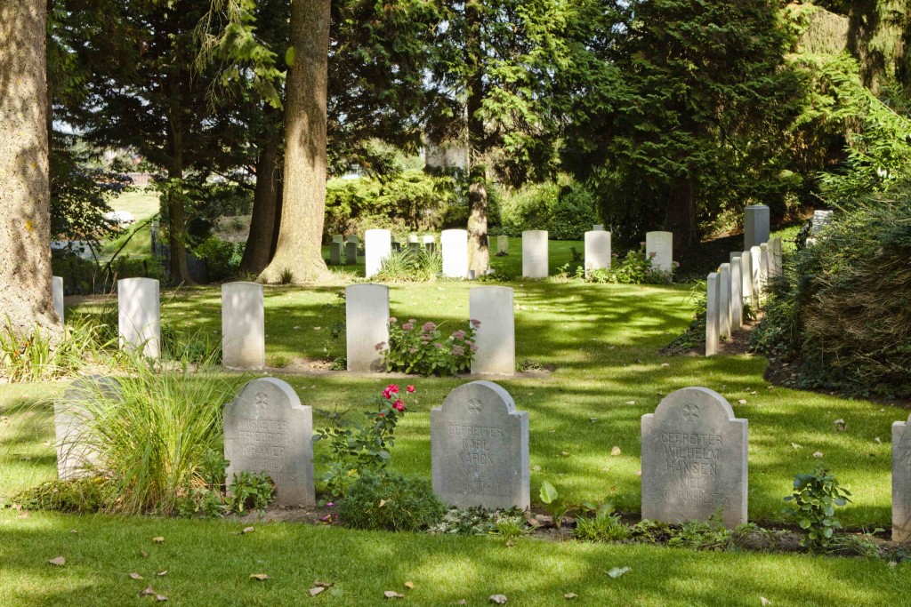 The peaceful St. Symphorien Military Cemetery, 2 kilometers outside the city center | © Wernervc/Wikimedia Commons