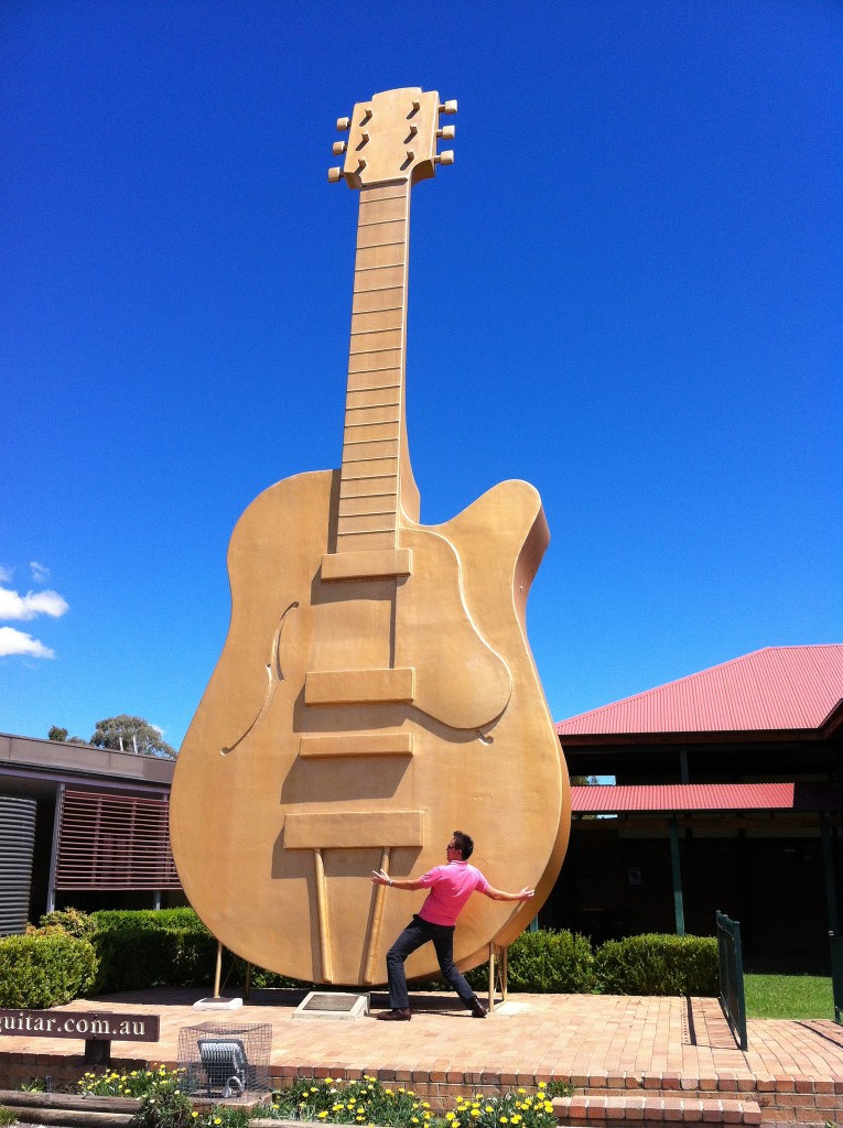 The Golden Guitar | © Ken K / Flickr