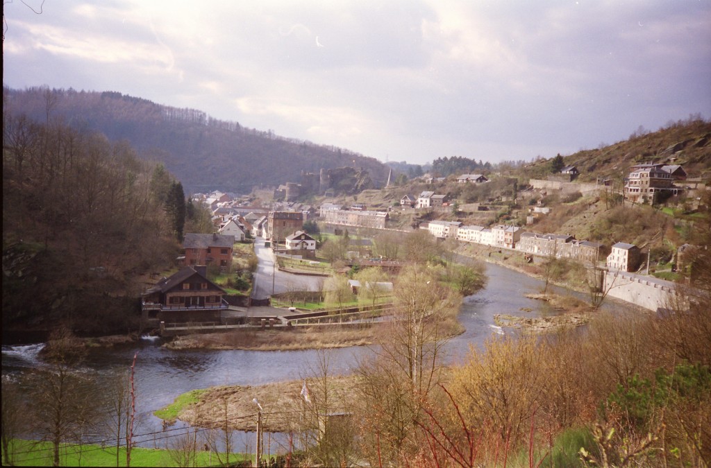 The Ourthe meandering through La-Roche-en-Ardenne with the castles ruins in the background | © Rob Glover/Flickr