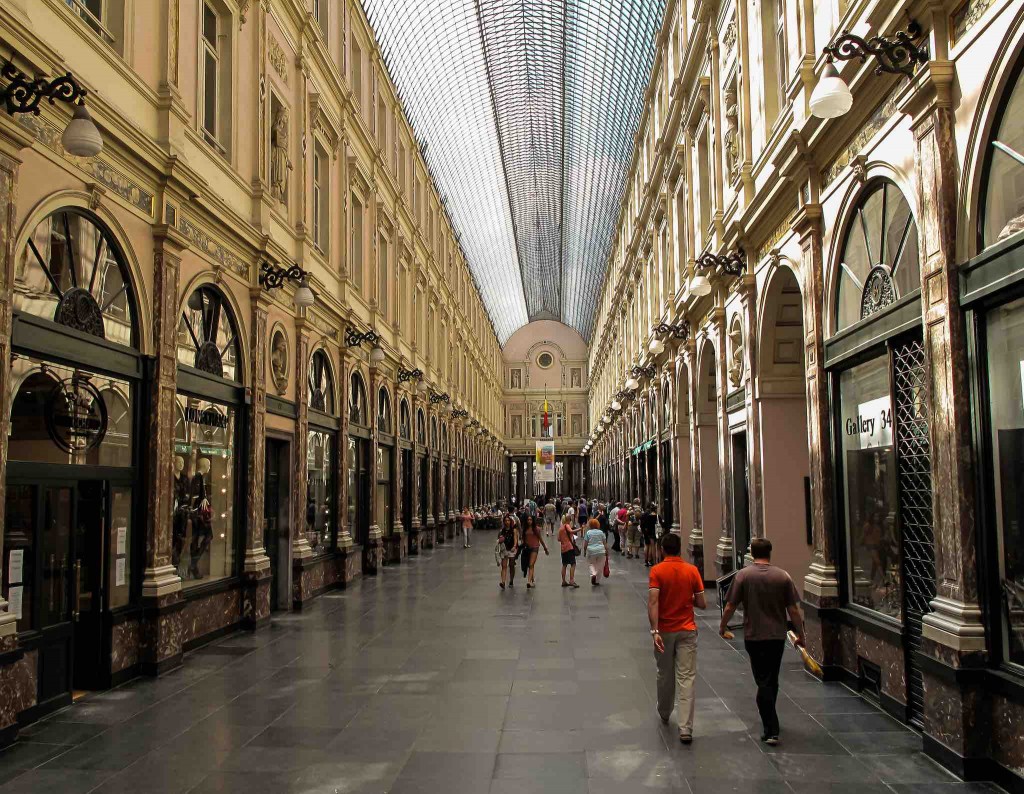 The modern city dweller's leisure time is well spent strolling down the Galeries Royales | © Francisco Angola/Flickr