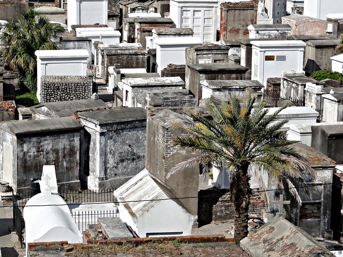 St. Louis Cemetery 1, New Orleans. Seen from Basin Street Station. | © Bart Everson/Wikicommons