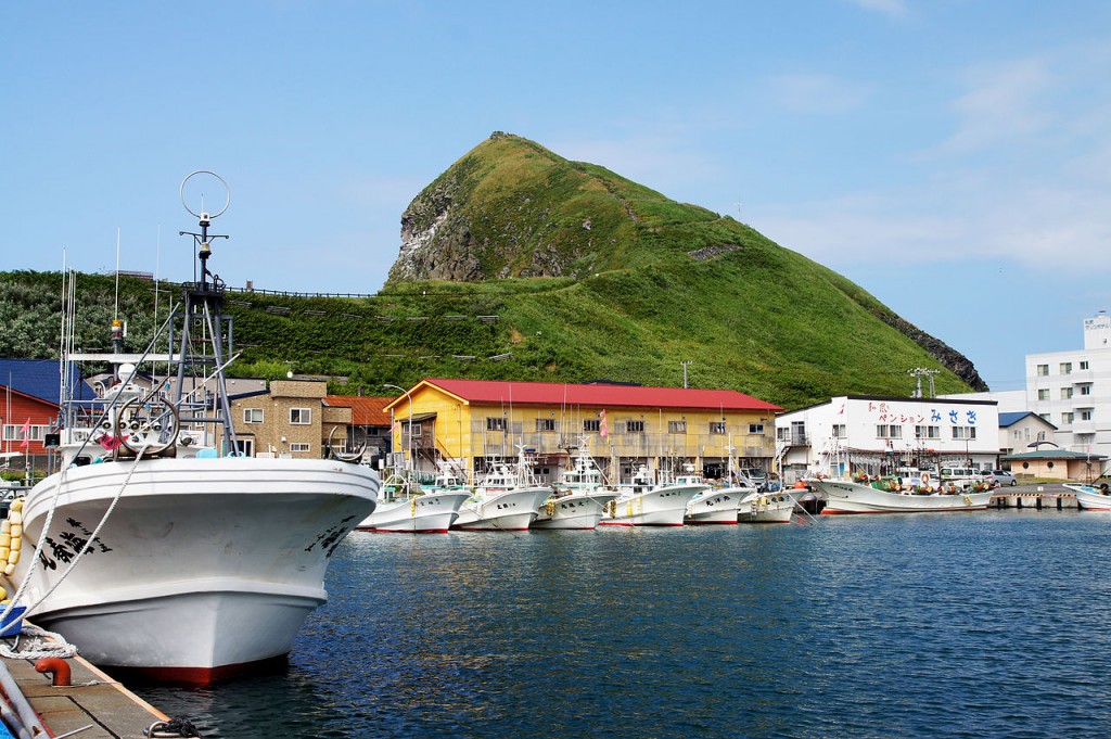 Oshidomari Port in Rishiri Island, Hokkaido, Japan. | ©663highland / Wikimedia Commons