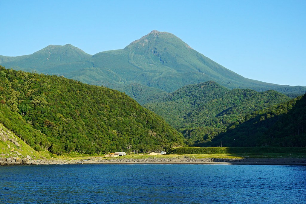 Mount Rausu view from the Sea of Okhotsk at Shari, Hokkaido prefecture, Japan. | ©663highland / Wikimedia Commons