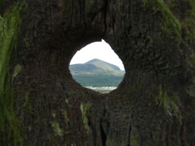 Slieve Donard through a hole | © Ryan McDonald/ Flickr