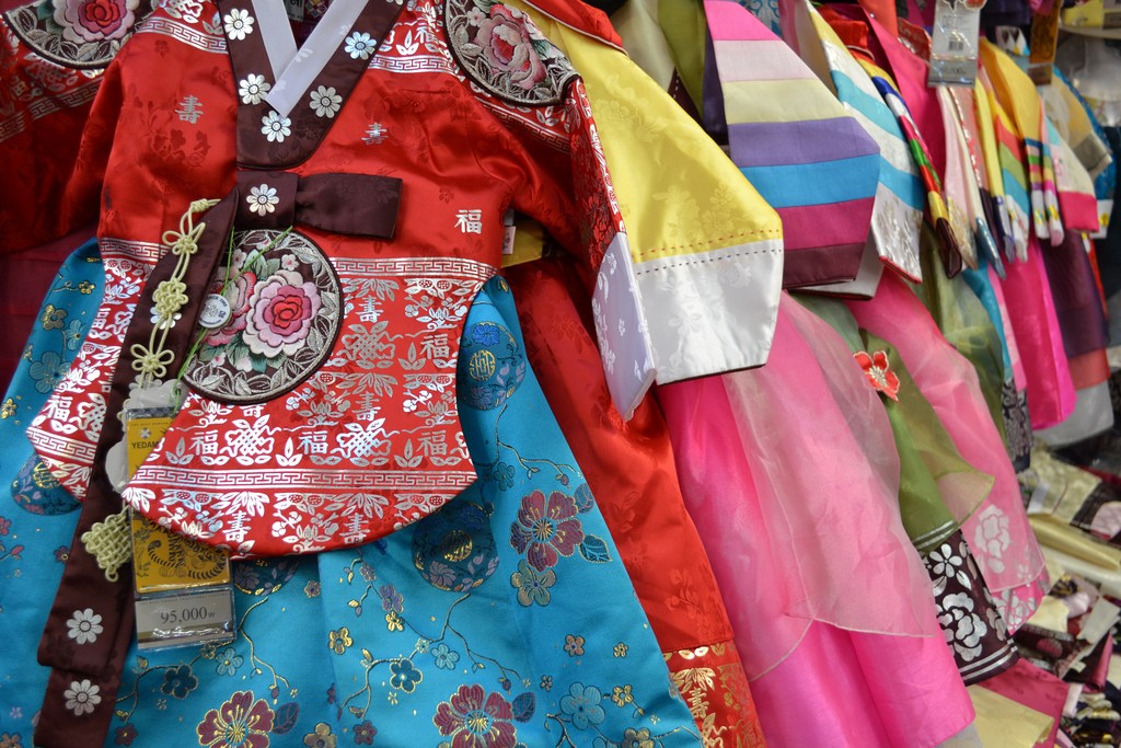 Colourful children's hanbok on display at a market | © Rowan Peter / Flickr