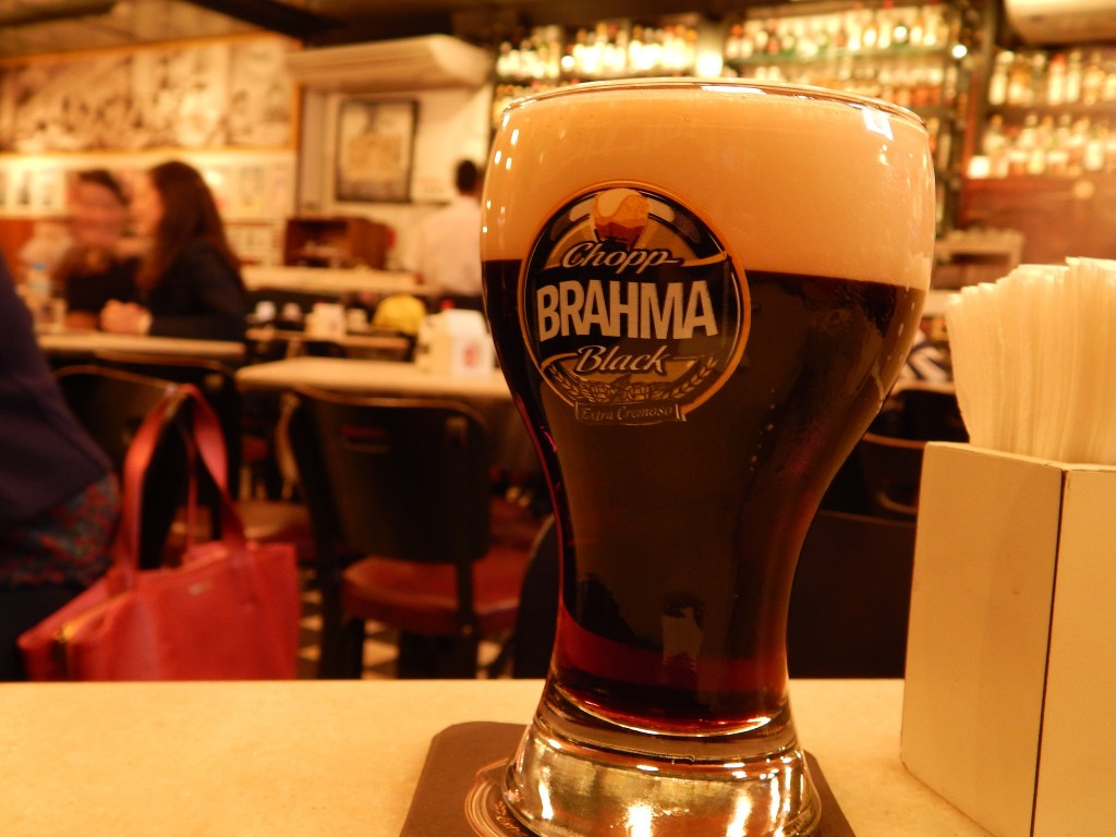 Cold beer in Vila Madalena botecos © Thamy Cavassani /Flickr