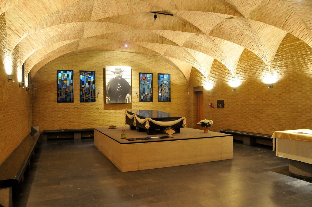 Father Damien's crypt | © FaceMePLS/Flickr