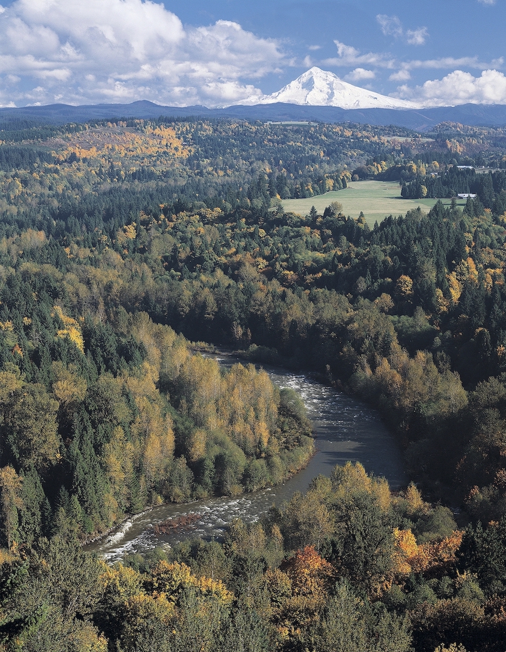 Mount Hood and the w:Sandy River, as seen from Jonsrud Viewpoint | © Sandy Historical Society/WikiCommons