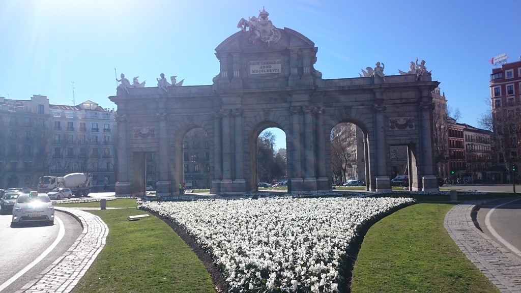 Puerta de Alcalá on a sunny day | © Lori Zaino