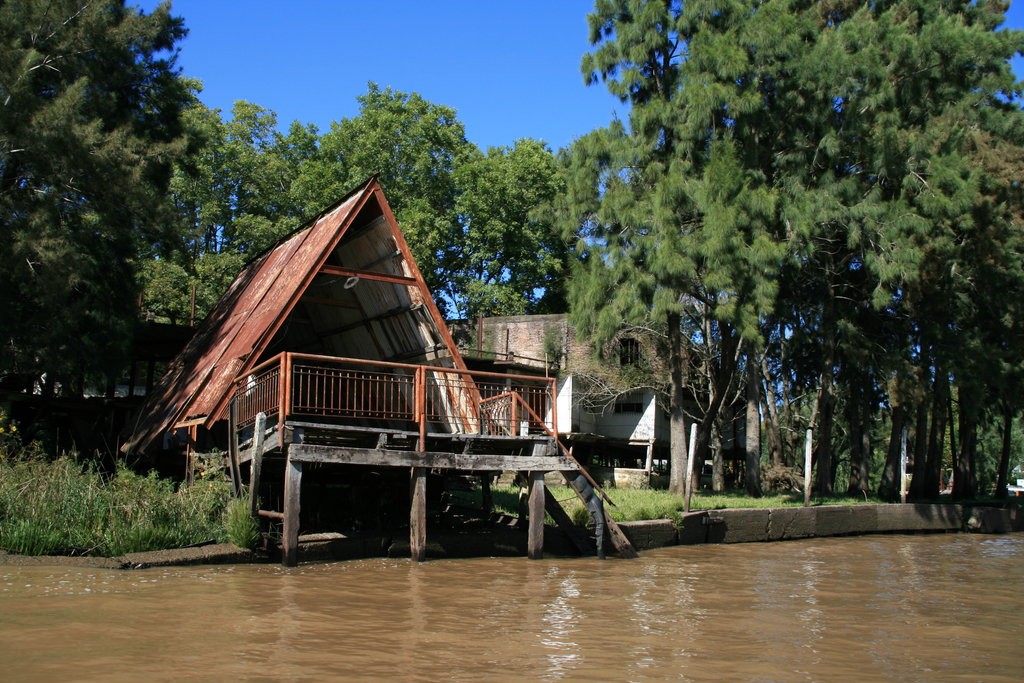 (c) Wikiwand / Home inside Tigre Delta / Wikiwand