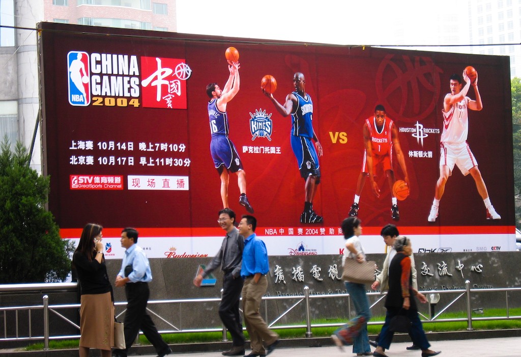 A billboard in China promoting Yao Ming and the Houston Rockets | © Flickr/Kenneth Lu