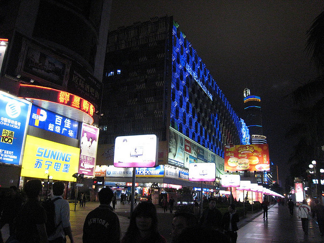 Hua qiang lu on a weeknight (c) Connie ? Flickr 