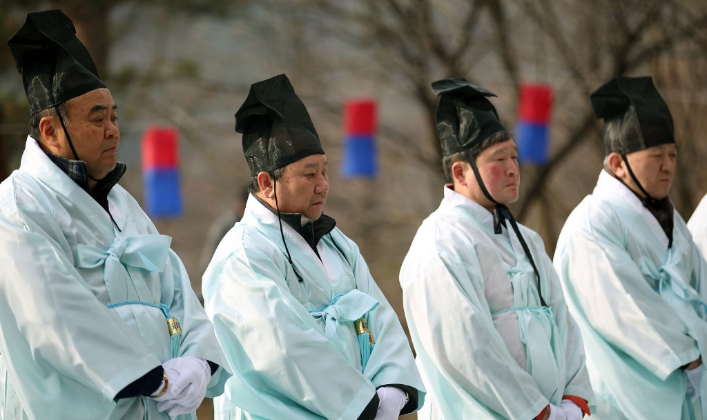 A ritual for a mountain spirit at Inwangsan | © KoreaNet / Flickr