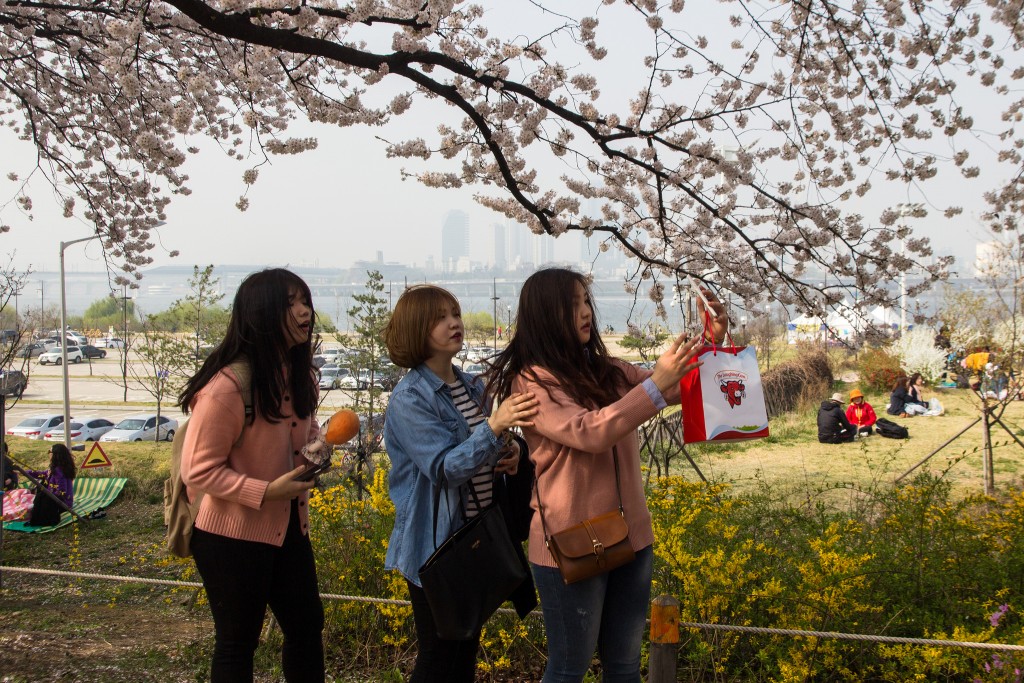 Girls in Yeouido © cat_collector / Flickr