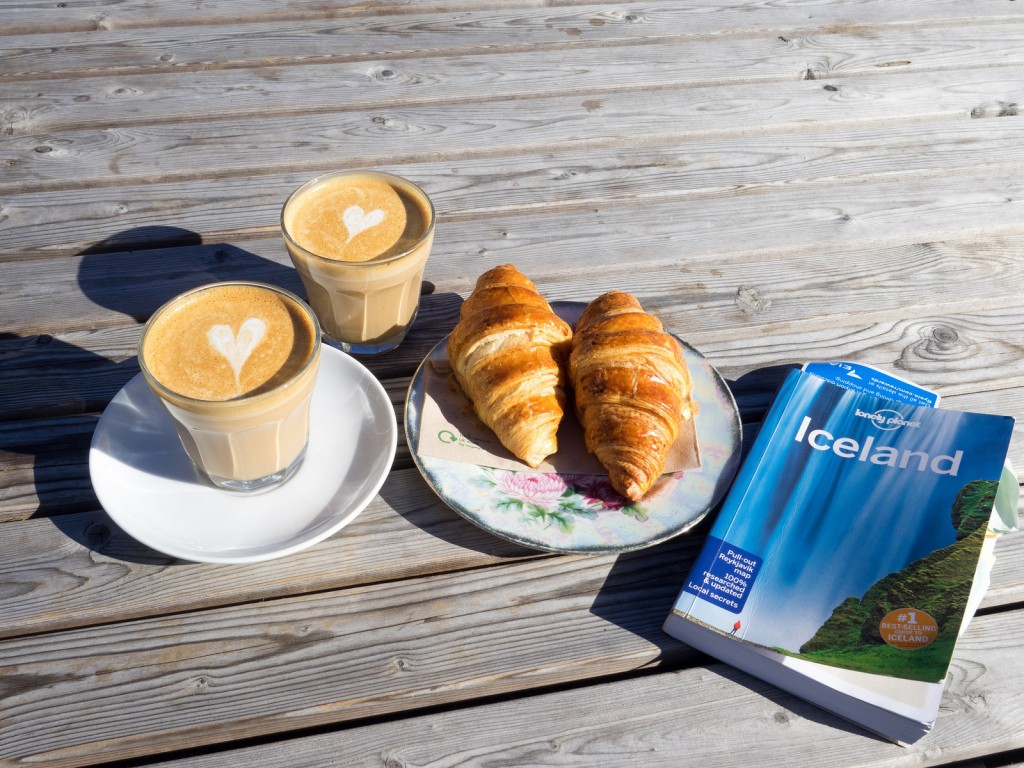 Coffee and a book cant go wrong | © Les Williams - Flickr