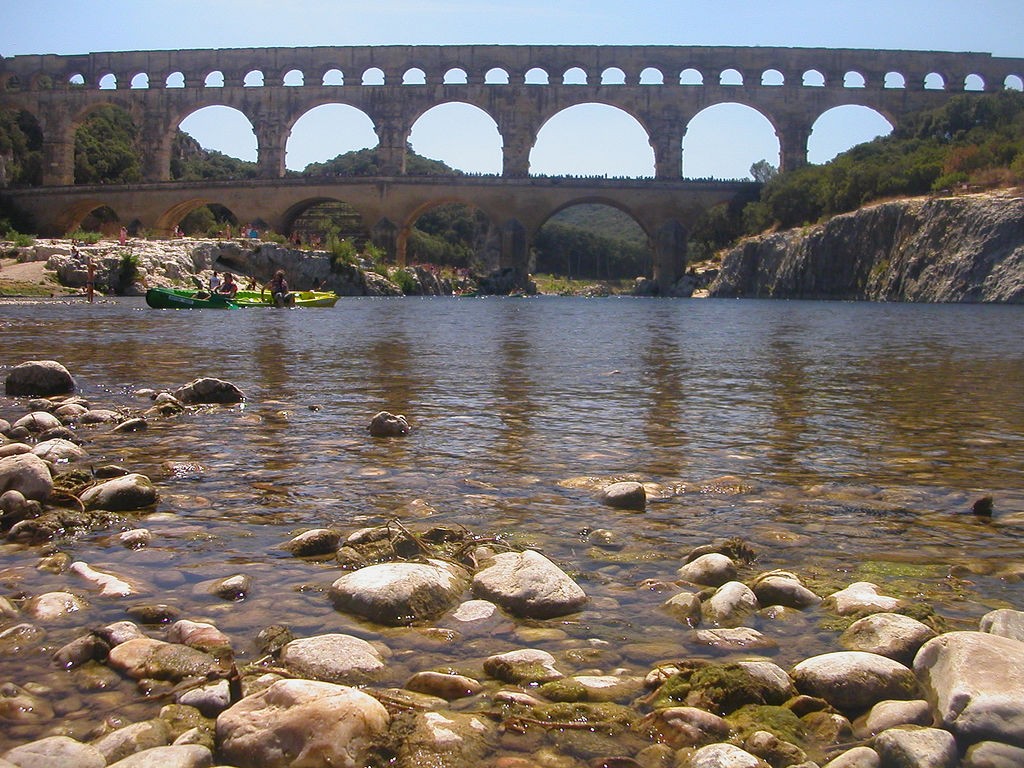 The acqueduct at Pont-de-Gard is perfect for wild swimming below | © Karoly Lorentey/flickr
