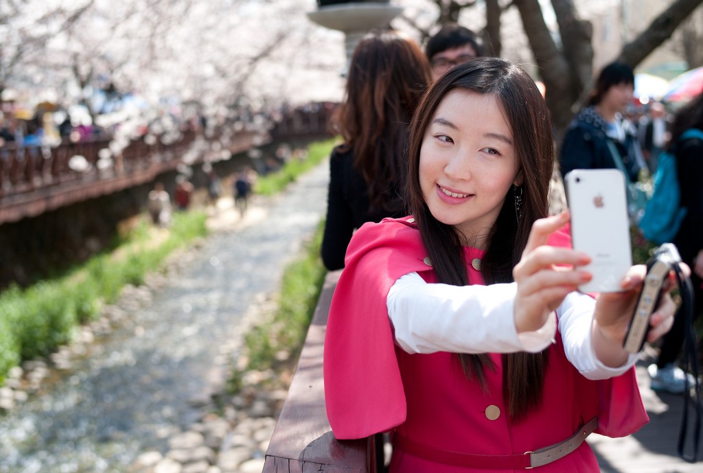 Cherry blossom selfie in Jinhae | © Thomas Park / Flickr