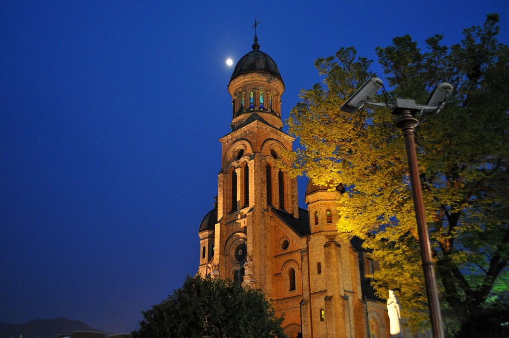 Night view of Jeondong Catholic Cathedral | © Tmannya