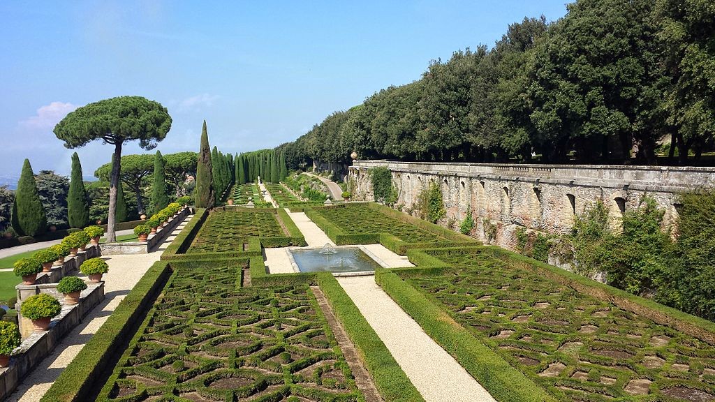 Giardini del Belvedere at the Papal Palace | © Gugganij/Wikicommons
