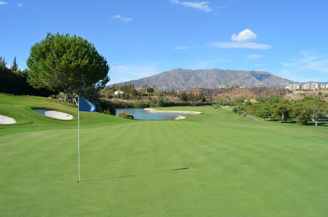 Many golf courses on the Costa del Sol have stunning views of Andalucia´s mountains; pixabay