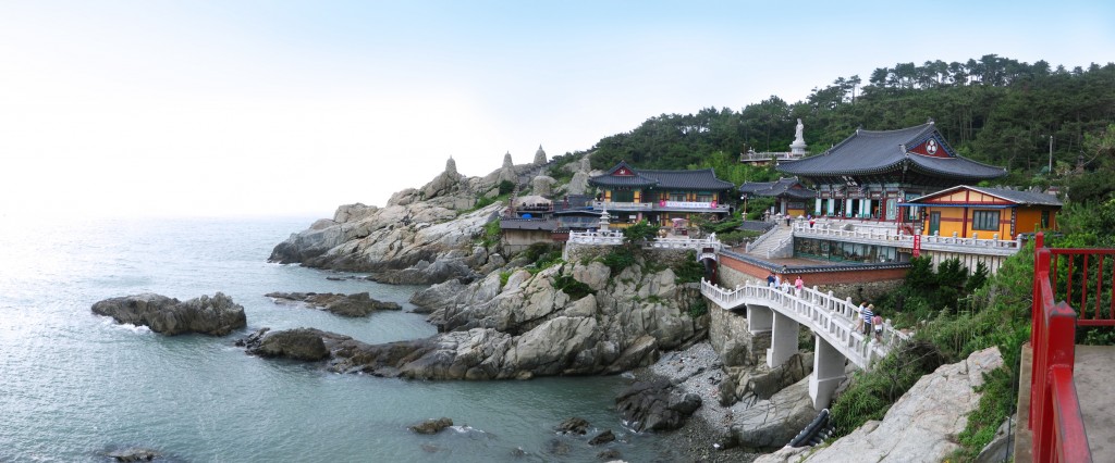 Haedong Yonggungsa Temple in Busan | © midnight.here