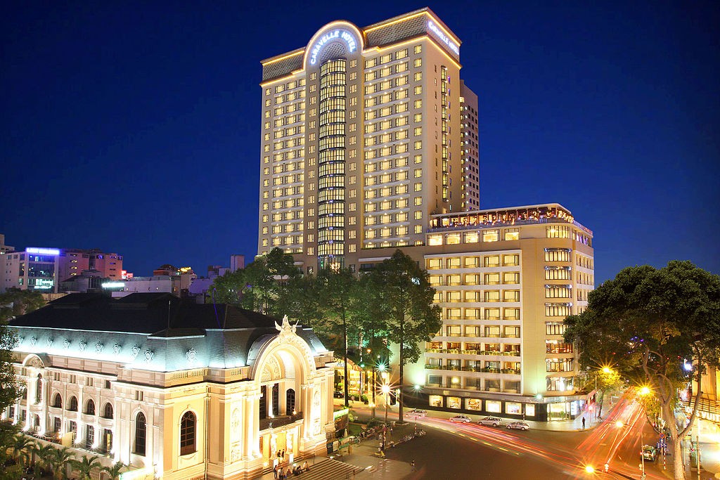 Caravelle Saigon, the hotel bar visible on the right side of the building © Caravelle Saigon / Wikimedia Commons