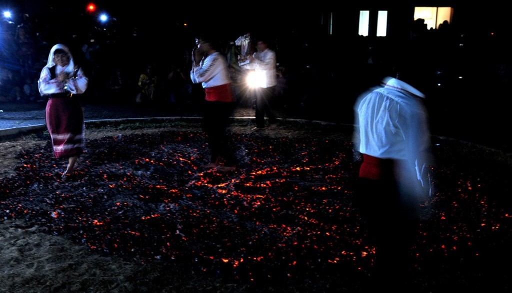 Firewalking in Balgari village I © Apokalipto/WikiCommons