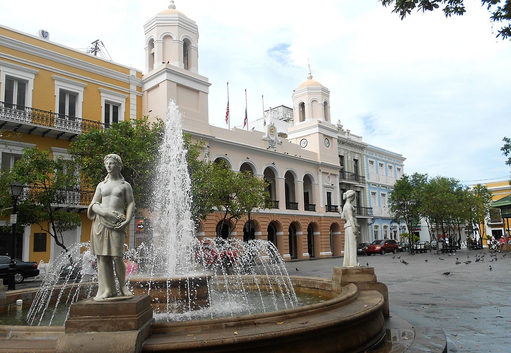 Plaza de Armas and Alcaldia | © Roger W/ Flickr