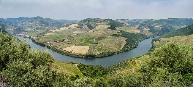 Douro River near Pinhao © Turismo En Portugal / Wikimedia Commons