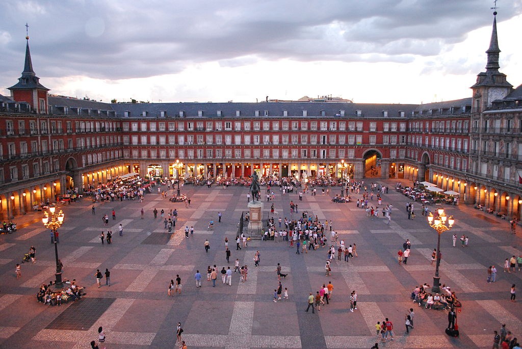 The Plaza Mayor at dusk | © Sebastian Dubiel/Wikipedia