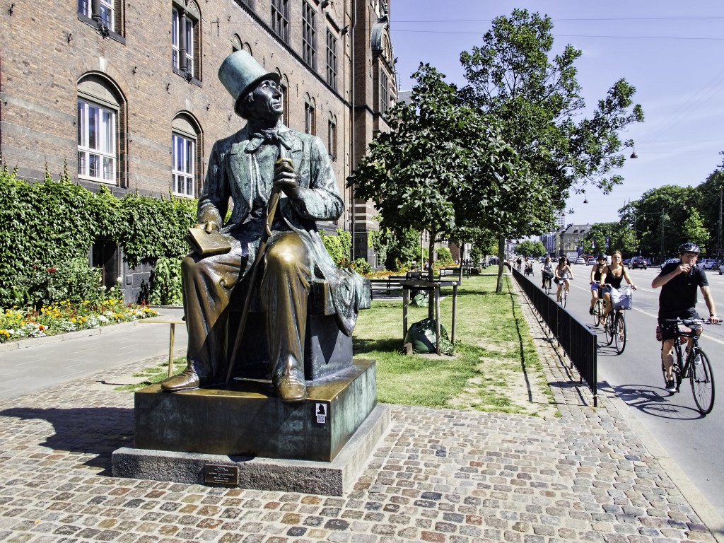 H.C Andersen Statue City Hall | © Dan Lundberg / Flickr